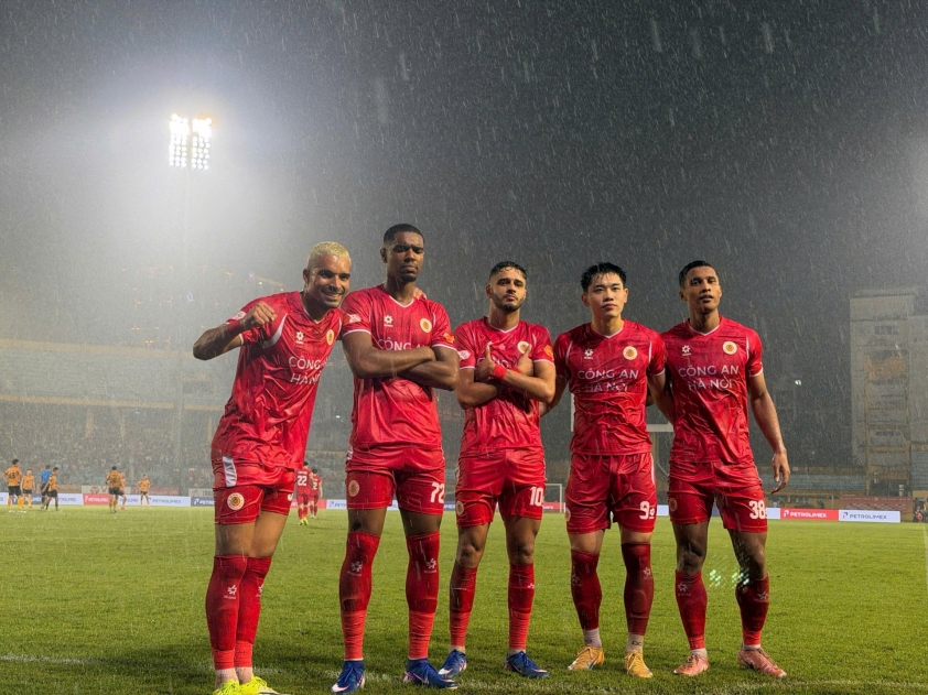 在第23轮以2-0战胜清化，帮助CAHN提前三轮正式登顶V-League。